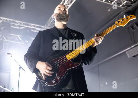 Milan Italie. 06th feb 2026. Le groupe de rock indépendant anglais WHITE LIES se produit en direct sur scène au Magazzini Generali lors de la « Night Lies Tour ». Banque D'Images