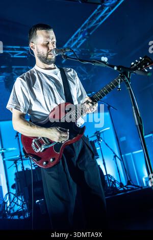 Milan Italie. 06th feb 2026. Le groupe de rock indépendant anglais WHITE LIES se produit en direct sur scène au Magazzini Generali lors de la « Night Lies Tour ». Banque D'Images