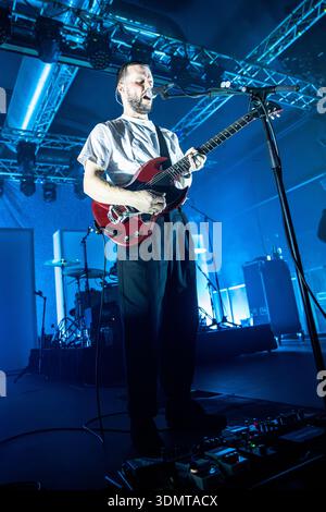 Milan Italie. 06th feb 2026. Le groupe de rock indépendant anglais WHITE LIES se produit en direct sur scène au Magazzini Generali lors de la « Night Lies Tour ». Banque D'Images