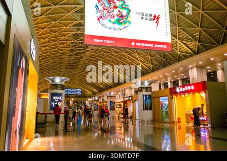Shanghai, Chine, vues grand angle, intérieur, Aéroport moderne chinois, Hong Qiao, texte de l'affiche publicitaire chinoise : « Chinese Dragon Teng, Yuan chinois » Banque D'Images