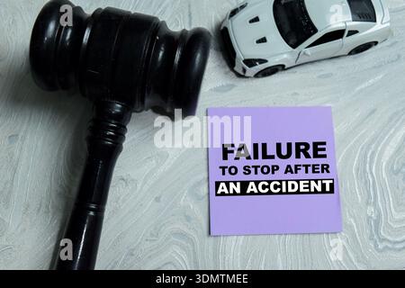 Concept de défaut d'arrêt après un accident écrire sur des notes collantes isolées sur la table en bois. Représentation de Hit a run, fraude à l'assurance, conséquence juridique Banque D'Images