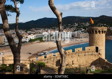 Ville de Tossa de Mar sur la Costa Brava en Catalogne, province de Gérone, Espagne. Sommet d'une colline vue avec mur médiéval et tour et côte de la mer Méditerranée. Banque D'Images