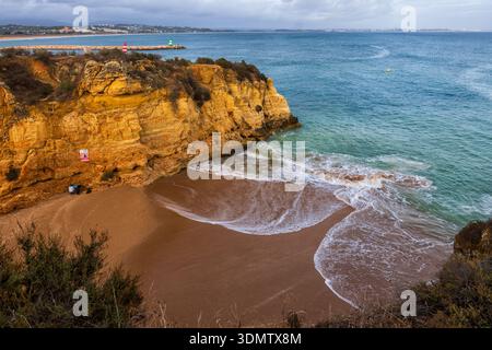 Côte de l'Algarve avec falaise et rive sablonneuse à l'océan Atlantique à Lagos, au sud du Portugal. Banque D'Images