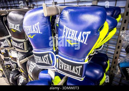 Samara, Russie - 24 mai 2025 : les gants de boxe Everlast sont vendus dans un magasin de sport Banque D'Images