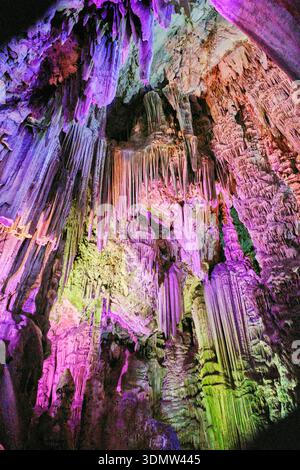 Stalactites dans la grotte Saint-Michel. Réserve naturelle de Upper Rock, Gibraltar. Banque D'Images
