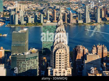 Vue surélevée sur l'Art déco, le Chrysler Building revêtu d'acier, le Siège de l'ONU et l'East River. Manhattan, New York Banque D'Images