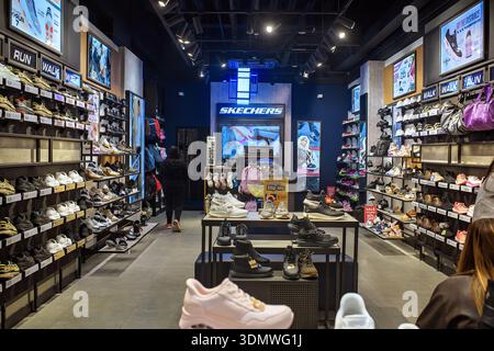 Sliema, Malte - Feb 1, 2026 : intérieur d'un magasin Skechers moderne présentant diverses baskets et chaussures de sport sur les étagères d'un centre commercial. Banque D'Images