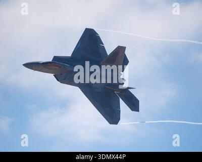 San Diego, Californie, États-Unis - 28 septembre 2025 : un F-22 Raptor exécute un virage à haute G, créant des tourbillons aérodynamiques visibles ou contr Banque D'Images