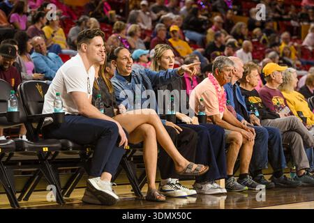 Les anciens joueurs de WNBA Phoenix Mercury gardent Diana Taurasi avec son épouse Penny Taylor en présence dans la première moitié du GA basket-ball de la NCAA Banque D'Images