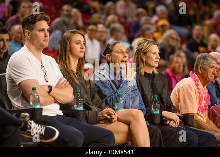 Les anciens joueurs de WNBA Phoenix Mercury gardent Diana Taurasi avec son épouse Penny Taylor en présence dans la première moitié du GA basket-ball de la NCAA Banque D'Images
