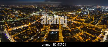 Vue aérienne de nuit de Gdansk, Pologne, spectacles : basilique Marys et mairie principale, quais de la rivière Motlawa avec bateaux, routes rayonnent, lumières de port brillent, Banque D'Images