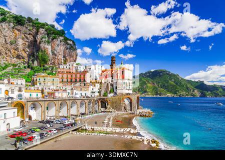 Atrani, Italie. Village coloré sur la côte amalfitaine, destination de la mer Méditerranée en Campanie. Banque D'Images