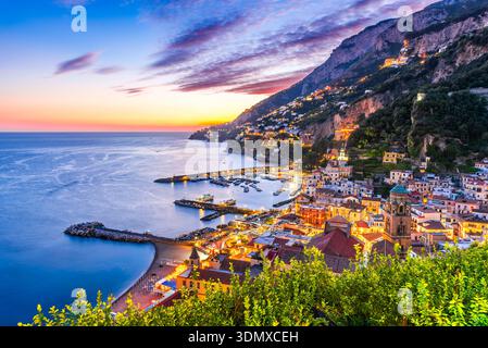 Amalfi, Italie. Vue de nuit belle Costa Amalfitana, mer Tyrrhénienne, endroit pittoresque méditerranéen. Banque D'Images