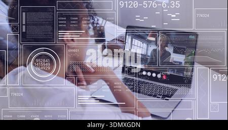 Femme de travail portant des lunettes chemise blanche se concentrant sur l'ordinateur portable au bureau, avec collègue et HUD Banque D'Images