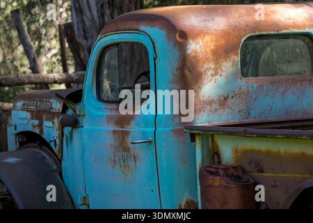Une camionnette classique Dodge Power Wagon rouille lentement et se dissout dans le désert de l'Arizona Banque D'Images