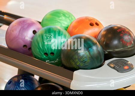 boules de bowling de différents poids sur rack dans la piste de bowling maspalomas gran canaria, îles canaries, espagne Banque D'Images
