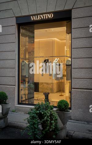Milan, Italie - 2026, 3 février : la vitrine de la boutique Valentino FW25 affiche une élégante mode de créateur dans un cadre chic et éclairé, capturant le luxe et la mode Banque D'Images