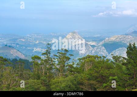 Vue panoramique à couper le souffle sur les montagnes verdoyantes et les vallées dans les Asturies, Espagne, mettant en valeur la beauté naturelle et le paysage serein sous un b clair Banque D'Images