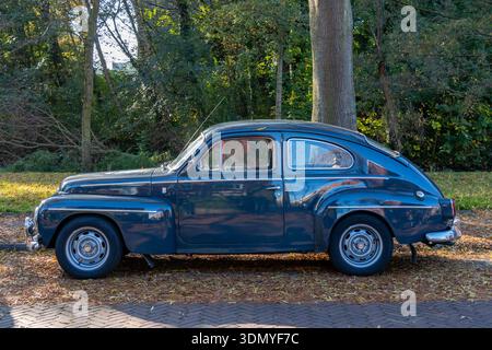 Loosduinen, la Haye, pays-Bas - 3 novembre 2024 : véhicule Volvo 544 2 portes classique garé sur une rue de banlieue pittoresque Banque D'Images