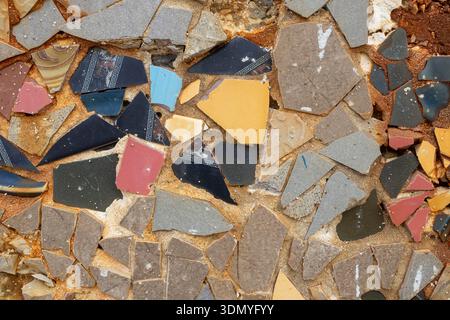Mur de mosaïque en éclats de céramique colorés Banque D'Images