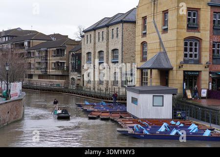 Parcourez les punts traditionnels sur la River Cam à côté des bâtiments historiques et modernes de Cambridge un jour d'hiver. Cambridge, Angleterre Banque D'Images