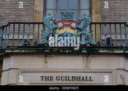 Armoiries ornées d'hippocampes et d'un bouclier au-dessus de l'entrée du Guildhall à Cambridge. Cambridge, Angleterre Banque D'Images