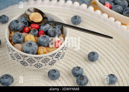 Yogourt sain petit déjeuner bleuets frais framboises, végétarien propre manger Banque D'Images