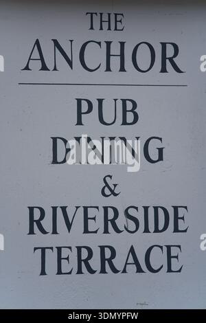 Panneau pour la publicité Anchor pub salle à manger et terrasse au bord de la rivière à Cambridge.Cambridge, Angleterre Banque D'Images