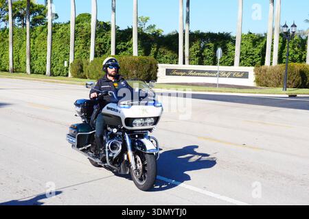 West Palm Beach, États-Unis. 07 février 2026. Palm Beach, Floride - 7 février 2026 : L'adjoint d'un shérif à moto mène le cortège près du Trump International Golf Club à Palm Beach samedi, alors que le cortège Trumps arrive à son club de golf. (Photo de Christopher G. Beckett/Sipa USA) crédit : Sipa USA/Alamy Live News Banque D'Images