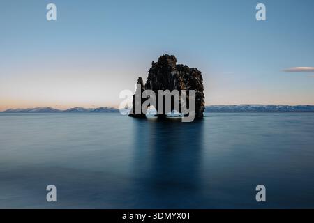 Hvitserkur dans le nord de l'Islande, un monument emblématique Banque D'Images