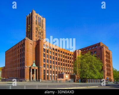 Ullsteinhaus brique expressionnisme, monument de la tour de l'horloge, Berlin Tempelhof Allemagne – architecte Eugen Schmohl, achevé en 1927 Banque D'Images