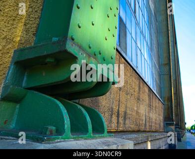 AEG Turnine Factory (Turbinenfabrik) architecture industrielle, détail de colonne en acier riveté, Berlin Moabit Allemagne Banque D'Images