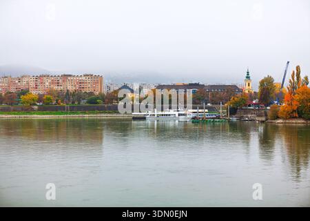 Danube à Budapest, Hongrie, regardant vers la zone vallonnée du côté Buda depuis le flanc de la rivière Pest plus plat. Les bâtiments sur la rive comprennent un prominen Banque D'Images