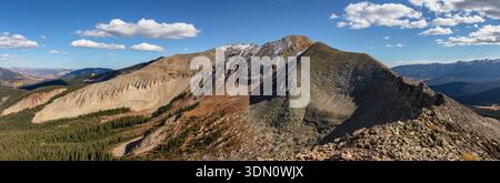 Ce magnifique panorama de montagne automnal présente l'extrémité ouest de la chaîne Anthracite située entre Gunnison et Crested Butte, Colorado. Banque D'Images