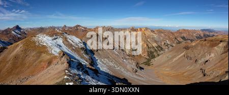 Ce superbe panorama de montagne automnal du Colorado présente les Cimarrons du nord de la chaîne de montagnes San Juan près de Rigeway, DANS LE COLORADO. Banque D'Images