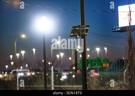 4 février 2026, Toledo, Ohio, États-Unis : caméra de sécurité de Flock sur Berdan Avenue près du rond-point avec Haverhill Drive à Tolède. La ville de Tolède a approuvé un contrat de trois ans 46 000 avec Flock Group Inc en novembre 2025, 82 000 par an, mais l'omniprésence des systèmes de surveillance des troupeaux, environ 80 000+ caméras, aux États-Unis soulève des questions sur la confidentialité et la sécurité des données. (Crédit image : © Stephen Zenner/SOPA images via ZUMA Press Wire) USAGE ÉDITORIAL SEULEMENT ! Non destiné à UN USAGE commercial ! Banque D'Images