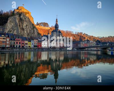 Dinant, Belgique-26 décembre 2026 : vue panoramique sur la Citadelle de la ville de Dinant et embarquement sur la Meuse au coucher du soleil Banque D'Images
