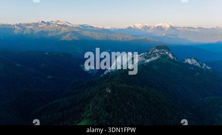 Vue sur les montagnes avec des rochers de dolomie au coucher du soleil avec lumière douce lever du soleil. Banque D'Images