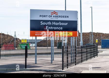 Aberdeen, Écosse, Royaume-Uni - 2 mars 2025 : panneau indiquant l'entrée du port sud du port d'Aberdeen à Aberdeen, Écosse, Royaume-Uni. Banque D'Images