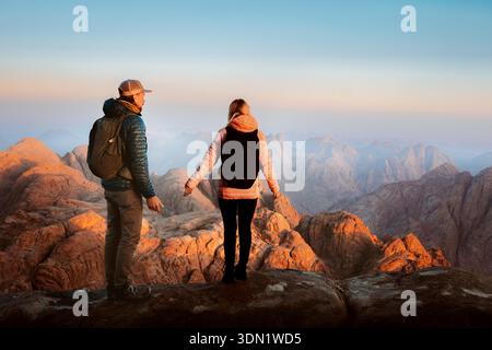 Couple amis profitant de vues sur le mont Sinaï top groupe de personnes randonnée en Egypte, homme et femme voyagent ensemble sur des vacances romantiques Saint-Valentin adven Banque D'Images