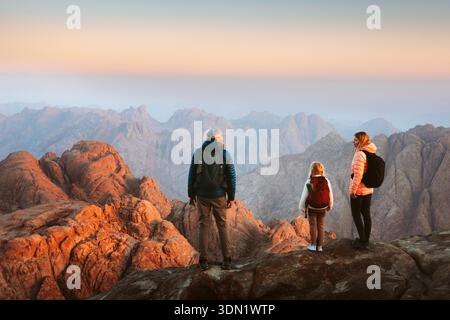 Parents et enfant randonnée Mont Sinaï en Egypte voyage en plein air famille aventure style de vie actif vacances, mère père et enfant appréciant le matin Banque D'Images
