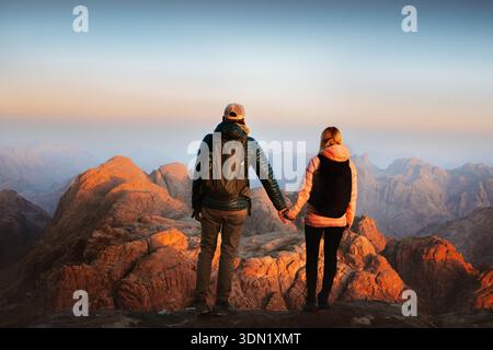 Couple en amour profitant de vues sur le mont Sinaï les gens se tenant la main randonnée en Egypte, des amis homme et femme voyagent ensemble sur des vacances romantiques Val Banque D'Images