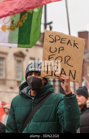 Whitehall, Londres, Royaume-Uni. 7 février 2026. Les membres de la communauté iranienne défilent à Londres, organisé par le groupe activiste "Stage of Freedom" en soutien à "la Révolution du Lion et du Soleil" - un soulèvement qui a commencé en Iran le 28 décembre 2025, avec des manifestations contre la République islamique et le retour de Pahlavi comme roi. Crédit : Amanda Rose/Alamy Live News Banque D'Images