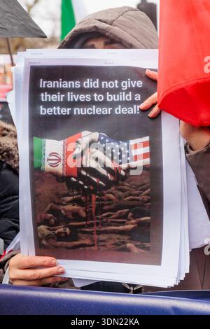 Whitehall, Londres, Royaume-Uni. 7 février 2026. Les membres de la communauté iranienne défilent à Londres, organisé par le groupe activiste "Stage of Freedom" en soutien à "la Révolution du Lion et du Soleil" - un soulèvement qui a commencé en Iran le 28 décembre 2025, avec des manifestations contre la République islamique et le retour de Pahlavi comme roi. Crédit : Amanda Rose/Alamy Live News Banque D'Images