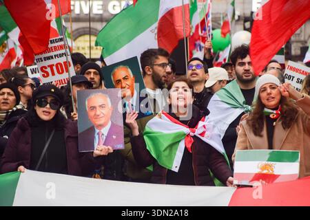 Londres, Royaume-Uni. 7 février 2026. Les manifestants traversent le centre de Londres lors d'une marche contre la République islamique et en soutien à Reza Pahlavi, le prince héritier d'Iran. Crédit : Vuk Valcic/Alamy Live News Banque D'Images