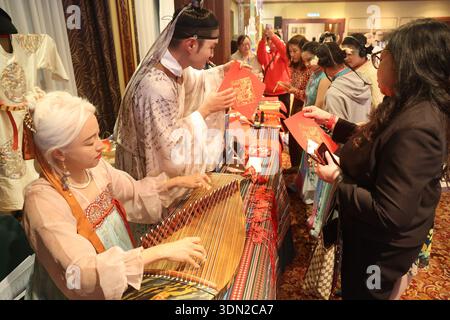 Bandar Seri Begawan, Brunei. 7 février 2026. Les gens assistent à l'événement 'Harbors Tonight' à Bandar Seri Begawan, capitale du Brunei, le 7 février 2026. L'événement 'Harbors Tonight' s'est tenu samedi soir à Bandar Seri Begawan, la capitale du Brunei, pour promouvoir les échanges culturels et interpersonnels entre la province chinoise du Yunnan et le Brunei. POUR ALLER AVEC ''Harbors Tonight' renforce le pont culturel entre Brunei, la Chine du Yunnan' crédit : Li Meng/Xinhua/Alamy Live News Banque D'Images
