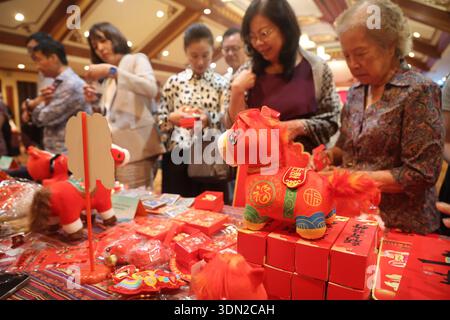 Bandar Seri Begawan, Brunei. 7 février 2026. Les gens regardent l'artisanat lors de l'événement 'Harbors Tonight' à Bandar Seri Begawan, capitale du Brunei, le 7 février 2026. L'événement 'Harbors Tonight' s'est tenu samedi soir à Bandar Seri Begawan, la capitale du Brunei, pour promouvoir les échanges culturels et interpersonnels entre la province chinoise du Yunnan et le Brunei. POUR ALLER AVEC ''Harbors Tonight' renforce le pont culturel entre Brunei, la Chine du Yunnan' crédit : Li Meng/Xinhua/Alamy Live News Banque D'Images
