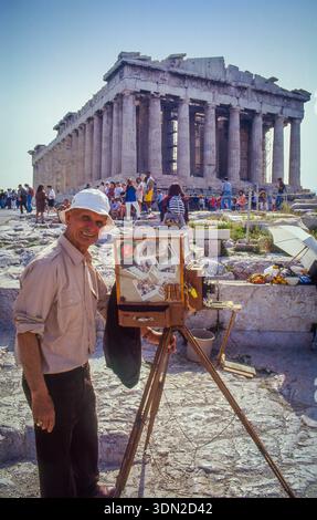 Grèce, Athènes, photographe prenant des photos de touristes avec le parthénon à l'Acropole. Banque D'Images