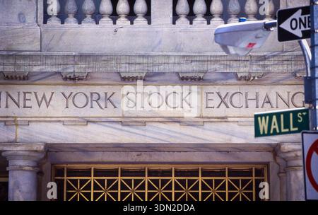 États-Unis, New York City, l'entrée de la Bourse de New York (NYSE), située sur Wall Street dans le Lower Manhattan Banque D'Images