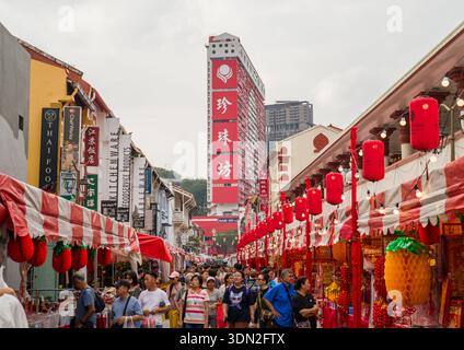 Bazar du nouvel an chinois à Chinatown CNY Singapour. Vendeurs de rue dans Temple Street avec avec Peoples Park Complex en arrière-plan Banque D'Images